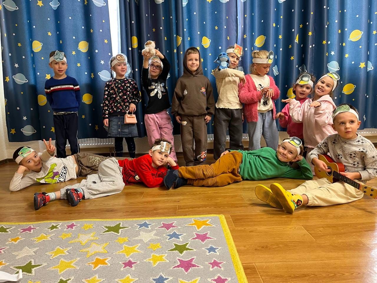 Діти на виставі в садочку